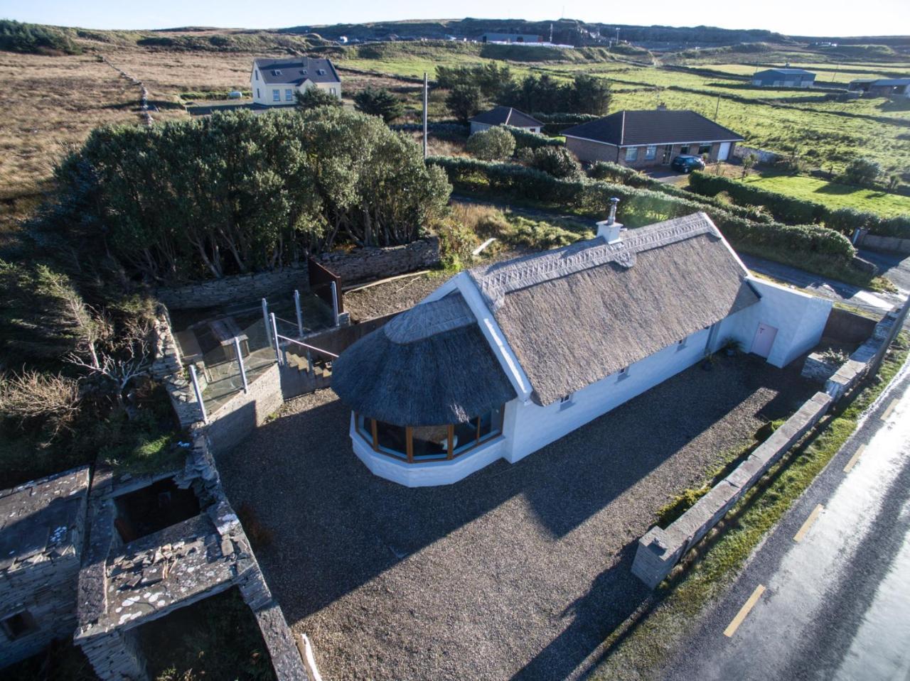 Storytellers Cottage Ballycotteen Exteriör bild